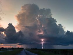 Awan Tebal Disertai Petir yang Bikin Warga Bandung Panik Ternyata Hanya Cumulonimbus