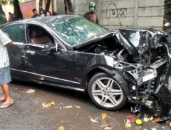 Pria Tewas Usai Ditabrak Mobil Mercy di Rawa Buntu