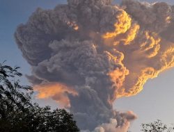 Gunung Lewotobi Laki-laki Alami Penyumbatan Gas, Waspada Erupsi Eksplosif