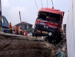 Truk Rem Blong Hantam Minibus di Kabupaten Bogor, Pedagang Roti Jadi Korban