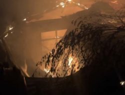 Diduga Korsleting Listrik, Rumah Semi Permanen Serta Mobil di Sidikalang Hangus Terbakar