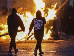 Demo di Irlandia Ricuh, Ratusan Pengunjuk Rasa Serang dan Bakar Mobil Polisi