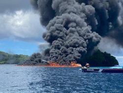 Kapal Terbakar di Laut Banda Maluku 11 Orang Hilang