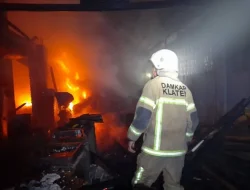 Kebakaran Pabrik Tahu di Jambi: Kerumunan Warga Hambat Pemadaman