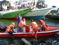 Perahu Nelayan Terbalik Dihantam Ombak di Kebumen Satu Hilang dan Satu Selamat