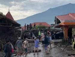 Warga Bantu Warga Tempuh 40 Kilometer untuk Beri Makan Korban Banjir Agam Sumbar
