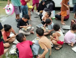 Makan Singkong Sambil Bantu Pelintas Cara Anak Muda Gosong Telaga Barat Bangkit dari Banjir Singkil