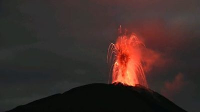 Gunung Ile Lewotolok Meletus