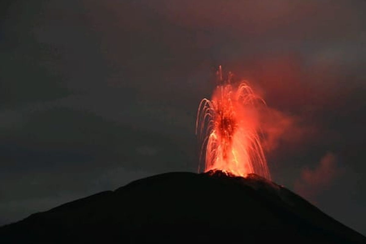 Gunung Ile Lewotolok Meletus