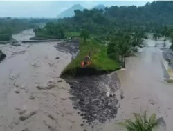 Banjir Lahar Gunung Semeru Jalan Antar Kecamatan di Lumajang Putus Total