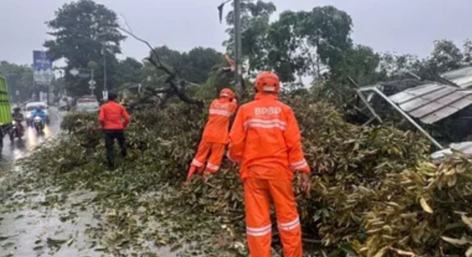 Angin Puting Beliung Terjang