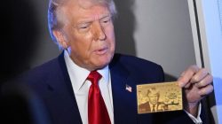 Donald Trump Taruh Wajah dan Tanda Tangan Emasnya di Paspor AS