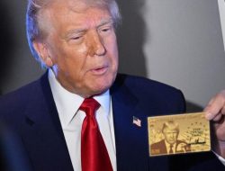 Donald Trump Taruh Wajah dan Tanda Tangan Emasnya di Paspor AS