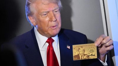Donald Trump Taruh Wajah dan Tanda Tangan Emasnya di Paspor AS
