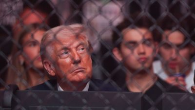 Trump Asyik Nonton Pertandingan